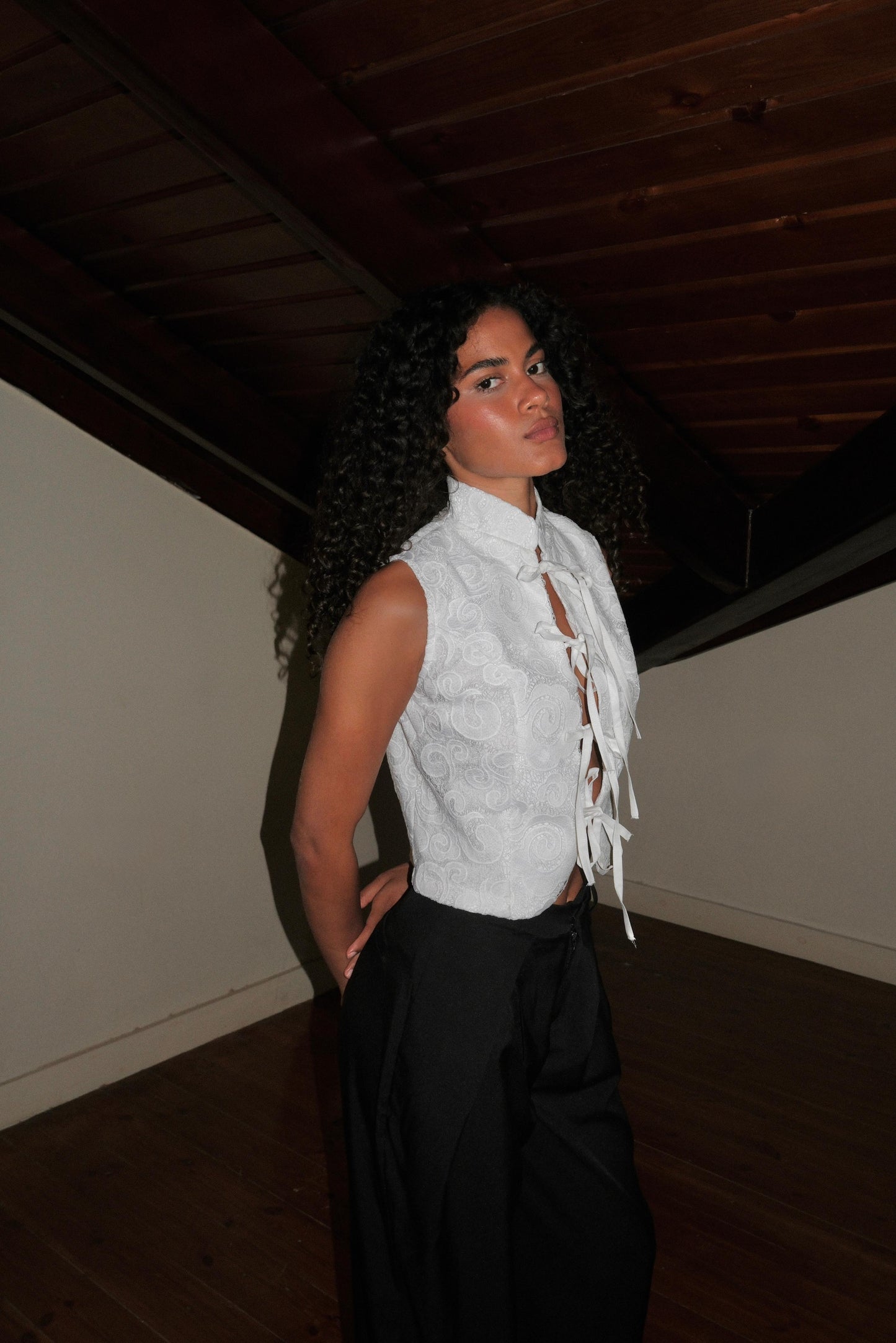 WHITE TIE UP TOP